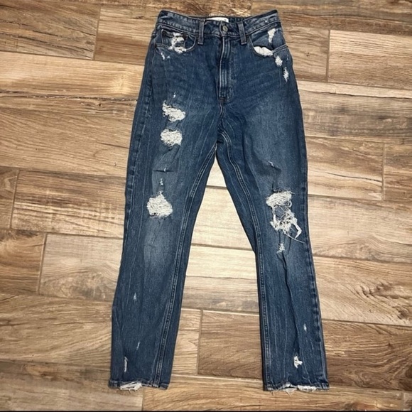 Abercrombie & Fitch Jeans 
High Rise Mom Jeans - Picture 1 of 3